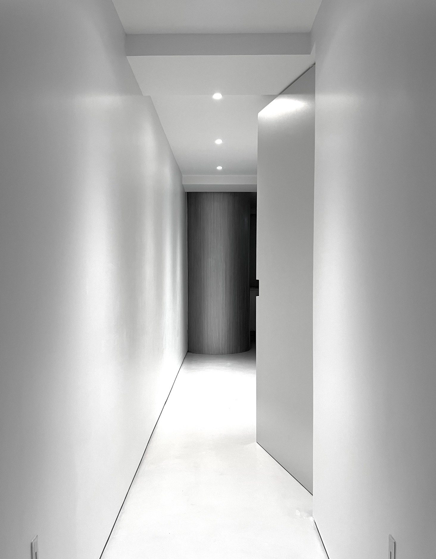 Couloir immaculé blanc - Architecture minaliste et contemporaine - Architecte d'intérieur Paris