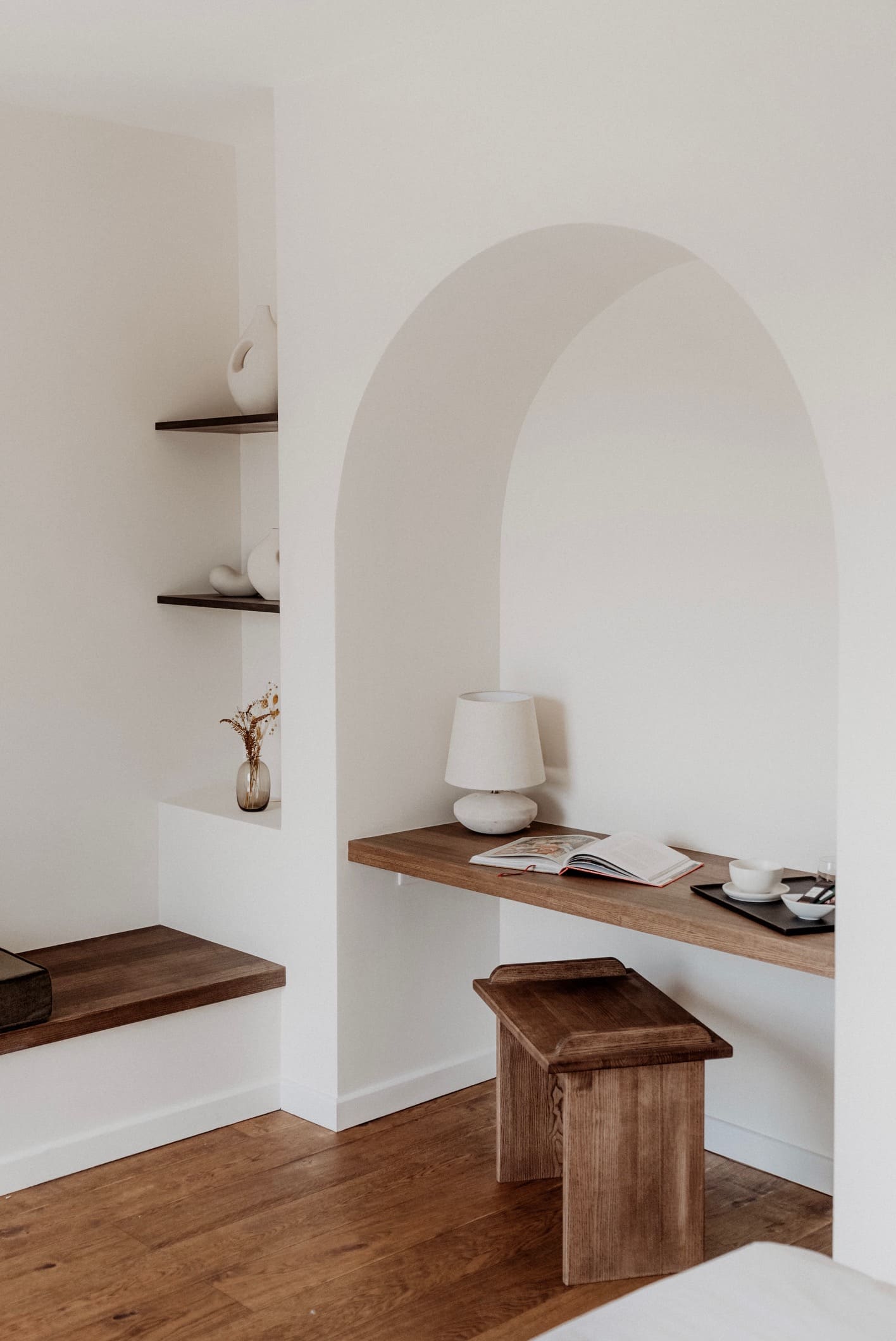 Bureau encastré - Chambre minimaliste bois - Architecte d'intérieur Paris